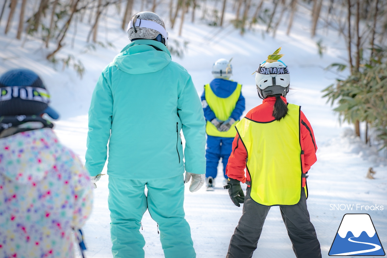井山敬介さんと秋元日菜子さんのコンビは今年も健在！さらに、サプライズゲストも登場？！憧れのスキーヤーと一緒に雪と戯れ、『いちえ』の美味しいランチをいただく…。夢のようなイベント。めもるホールディングス presents プロスキーヤー・井山敬介さんと行く｜ダイナスティスキーリゾート